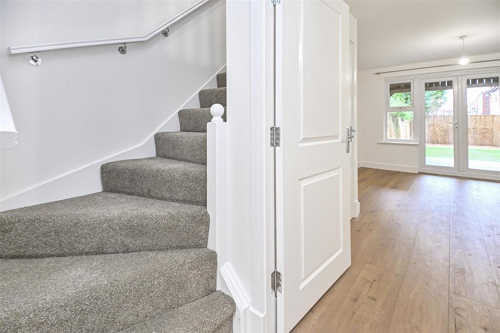 28 Runfield Close Entrance Hall (1).JPG