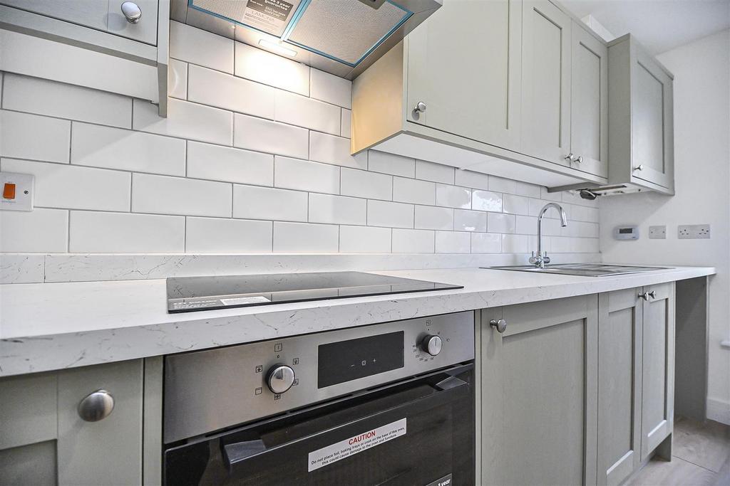 28 Runfield Close Kitchen (2).JPG