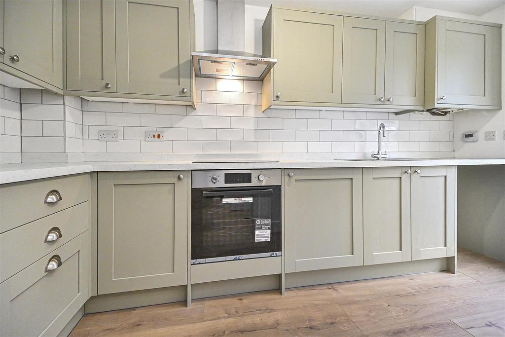 28 Runfield Close Kitchen (4).JPG