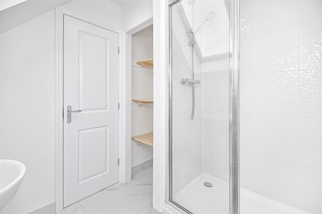 28 Runfield Close En-Suite (1).JPG