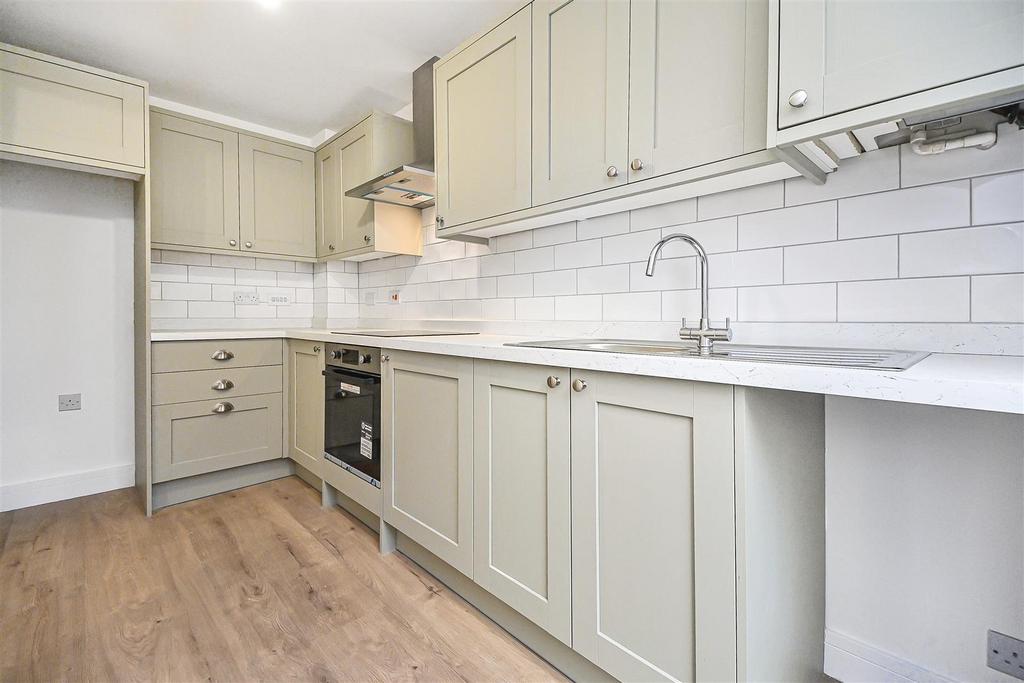 28 Runfield Close Kitchen (3).JPG