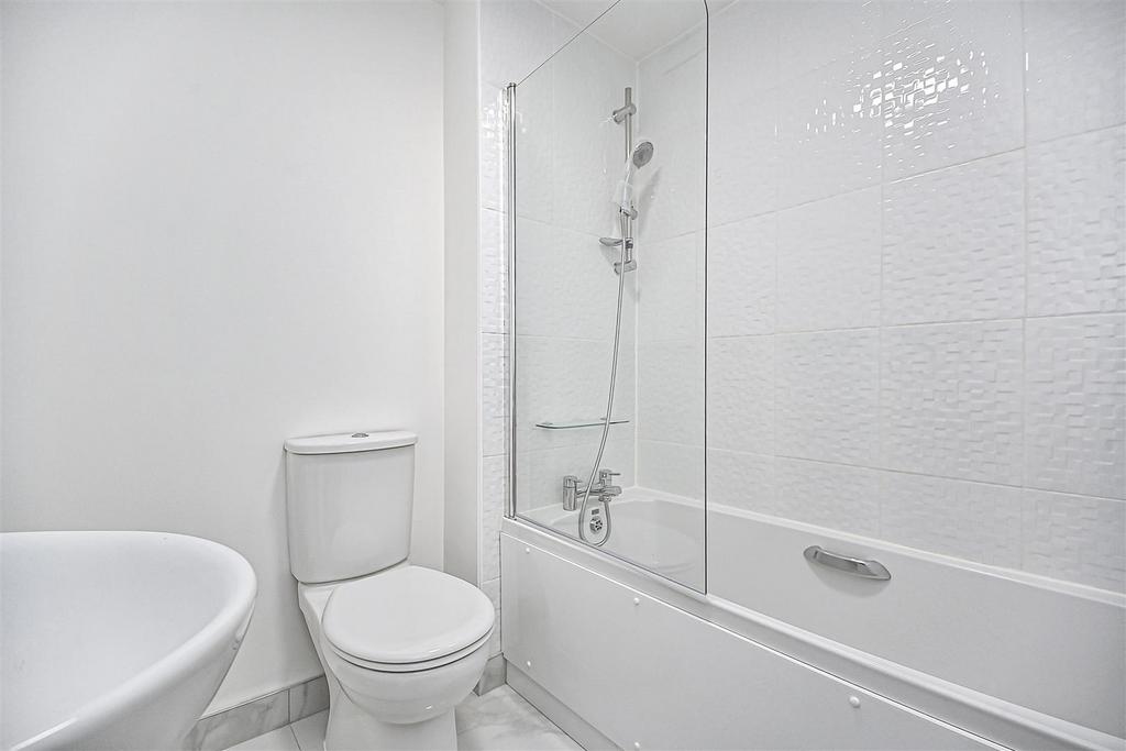 28 Runfield Close Bathroom.JPG