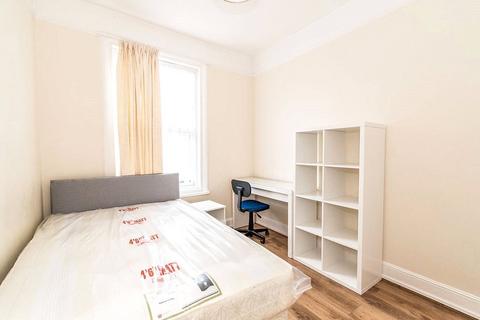 5 bedroom house to rent, Fawcett Road, Hampshire PO4