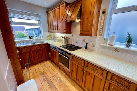 3 bedroom semi-detached house for sale, Clevedon Road, Luton, Bedfordshire, LU2 9ED