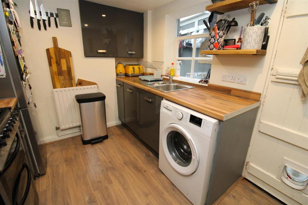 Kitchen 2.JPG