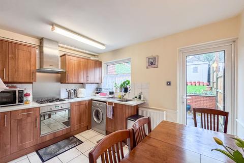 2 bedroom terraced house to rent, Pavilion Way, Edgware, HA8
