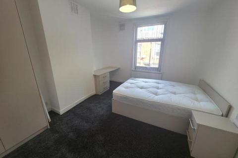 2 bedroom house to rent, Harold Street, Hyde Park, Leeds