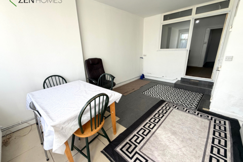 3 bedroom terraced house to rent, London N9