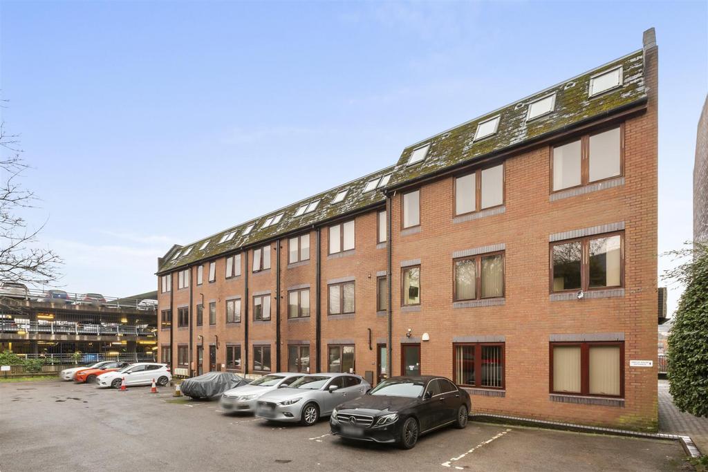 Flat 2, 8 Buckingham Place Bellfield Rd, HP13 5 HW-
