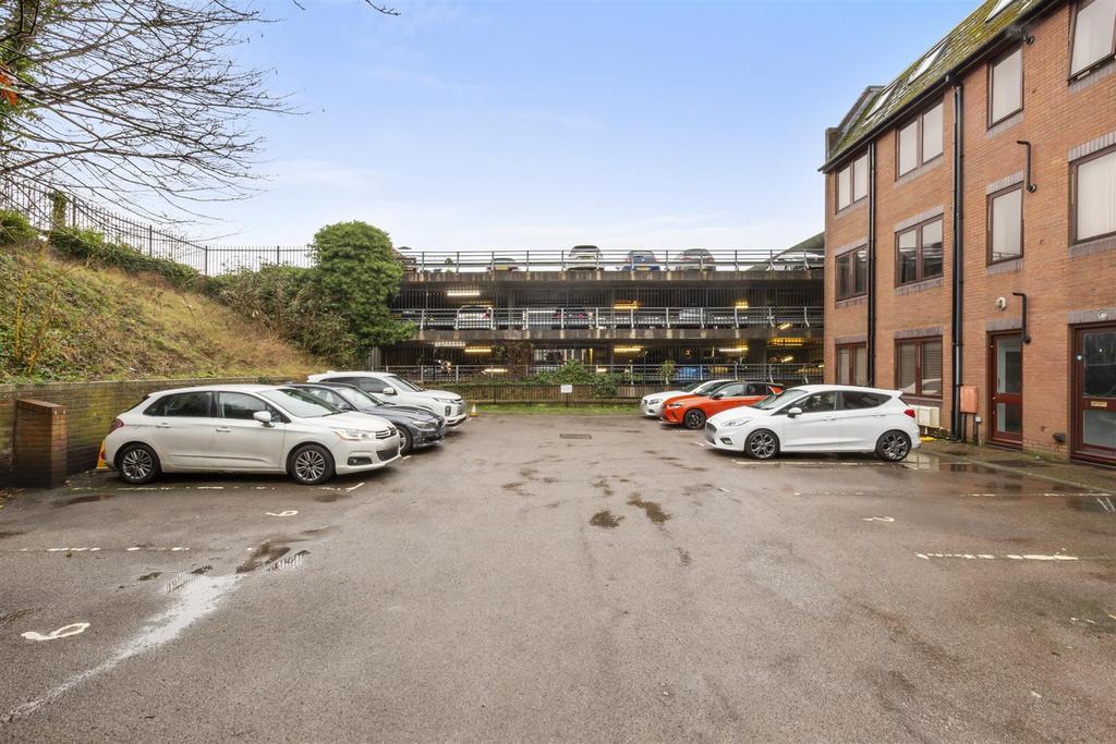Flat 2, 8 Buckingham Place Bellfield Rd, HP13 5 HW-