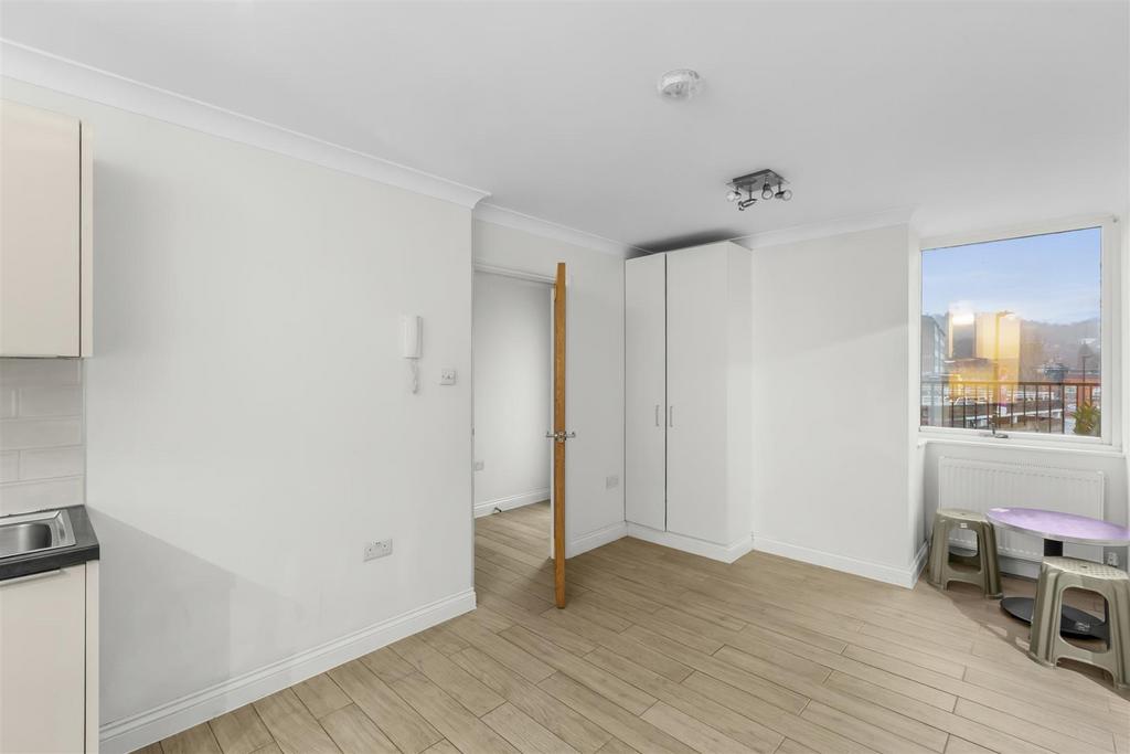 Flat 2, 8 Buckingham Place Bellfield Rd, HP13 5 HW-
