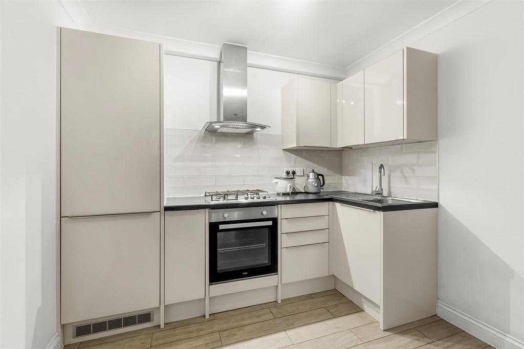 Flat 2, 8 Buckingham Place Bellfield Rd, HP13 5 HW-