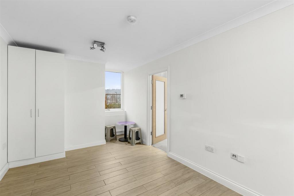 Flat 2, 8 Buckingham Place Bellfield Rd, HP13 5 HW-