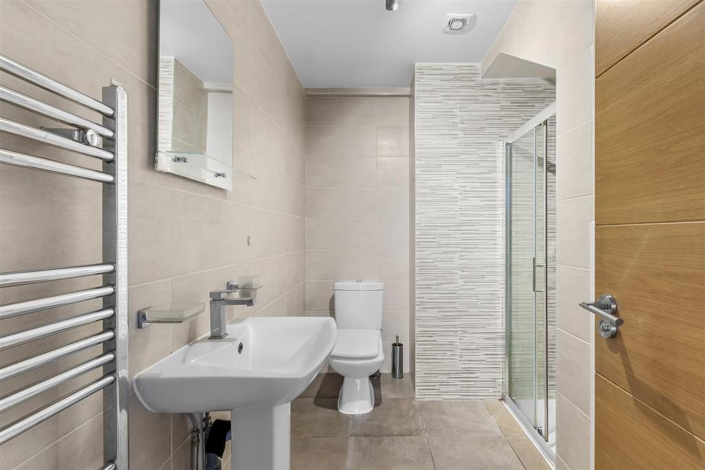 Flat 2, 8 Buckingham Place Bellfield Rd, HP13 5 HW-