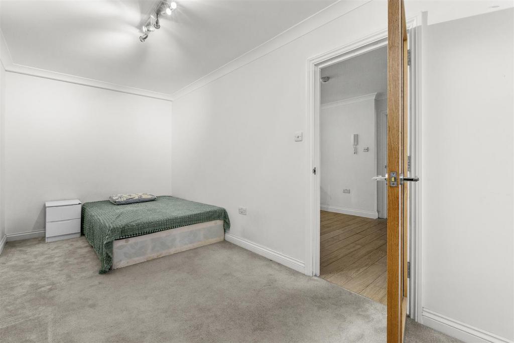 Flat 2, 8 Buckingham Place Bellfield Rd, HP13 5 HW-