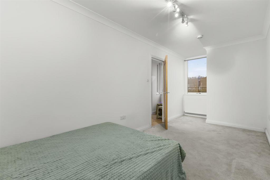 Flat 2, 8 Buckingham Place Bellfield Rd, HP13 5 HW-