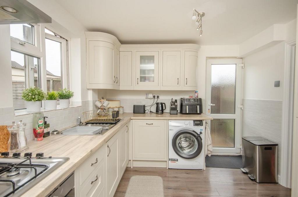 Kitchen pic 3.jpg