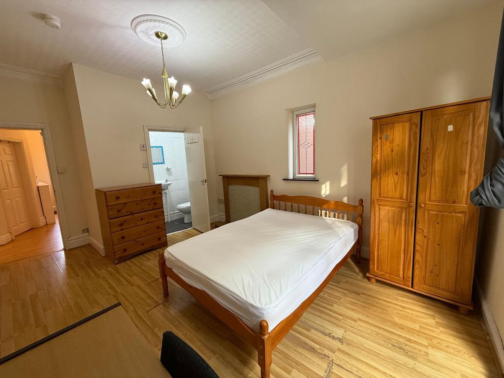 Bright, well-kept double bedroom with wooden fl...
