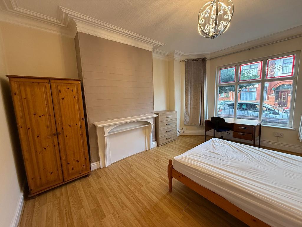 Bright, well-presented double bedroom with larg...