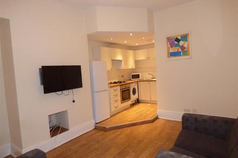 2 bedroom flat to rent, Warton Terrace, Heaton