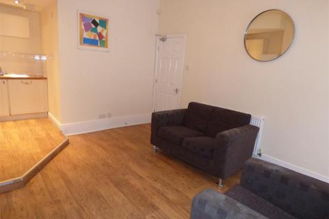 2 bedroom flat to rent, Warton Terrace, Heaton