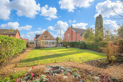 3 bedroom chalet for sale, High Street, Wicklewood