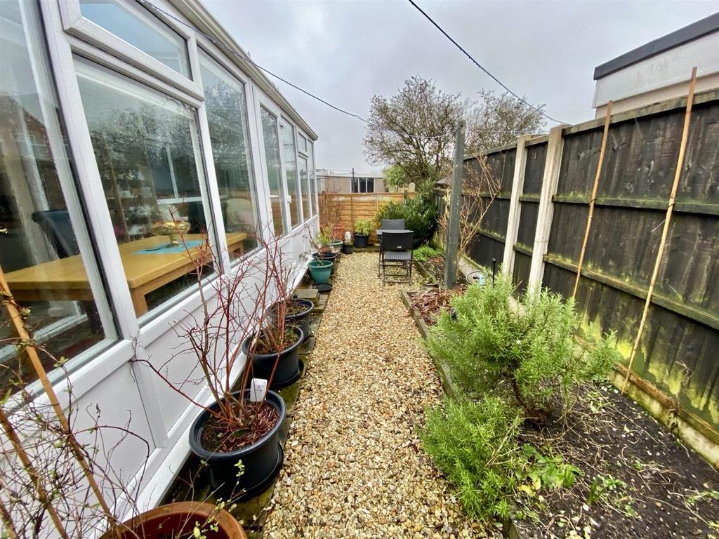 Bramleys Estate Agents - Fountain Drive - Robertto