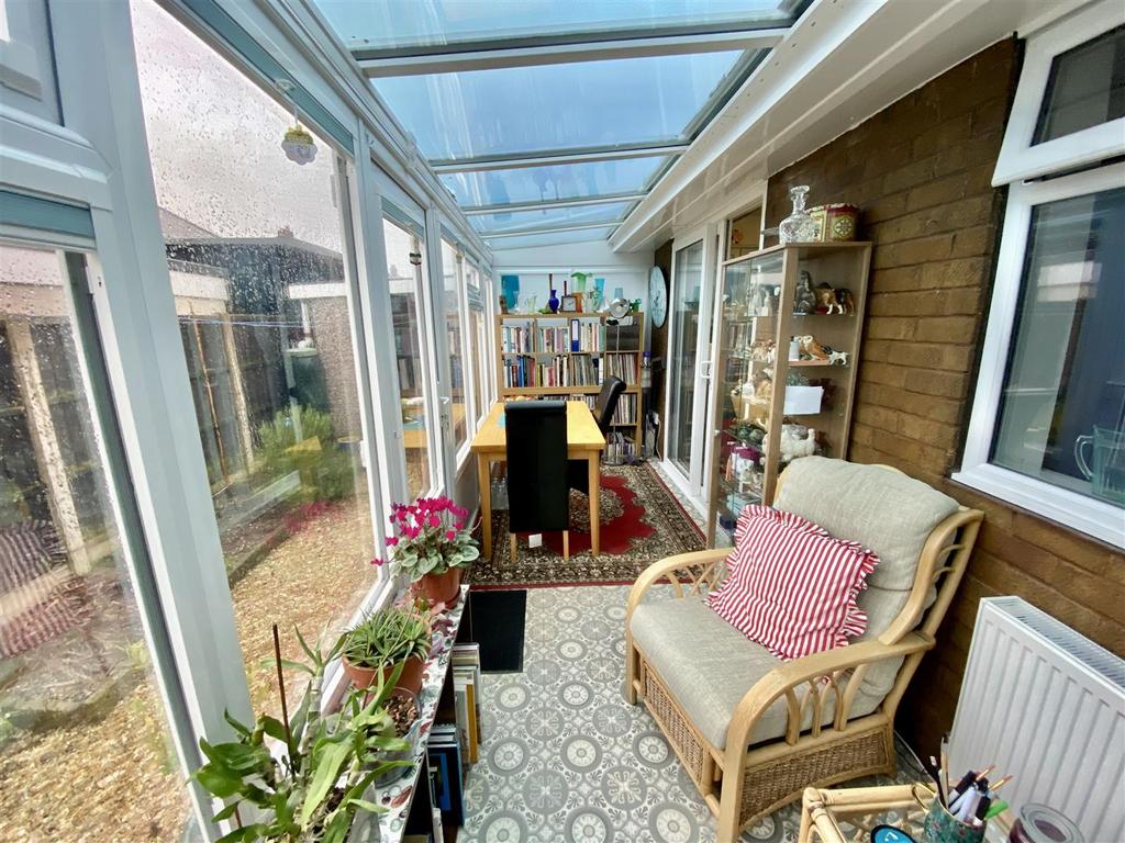 Bramleys Estate Agents - Fountain Drive - Robertto