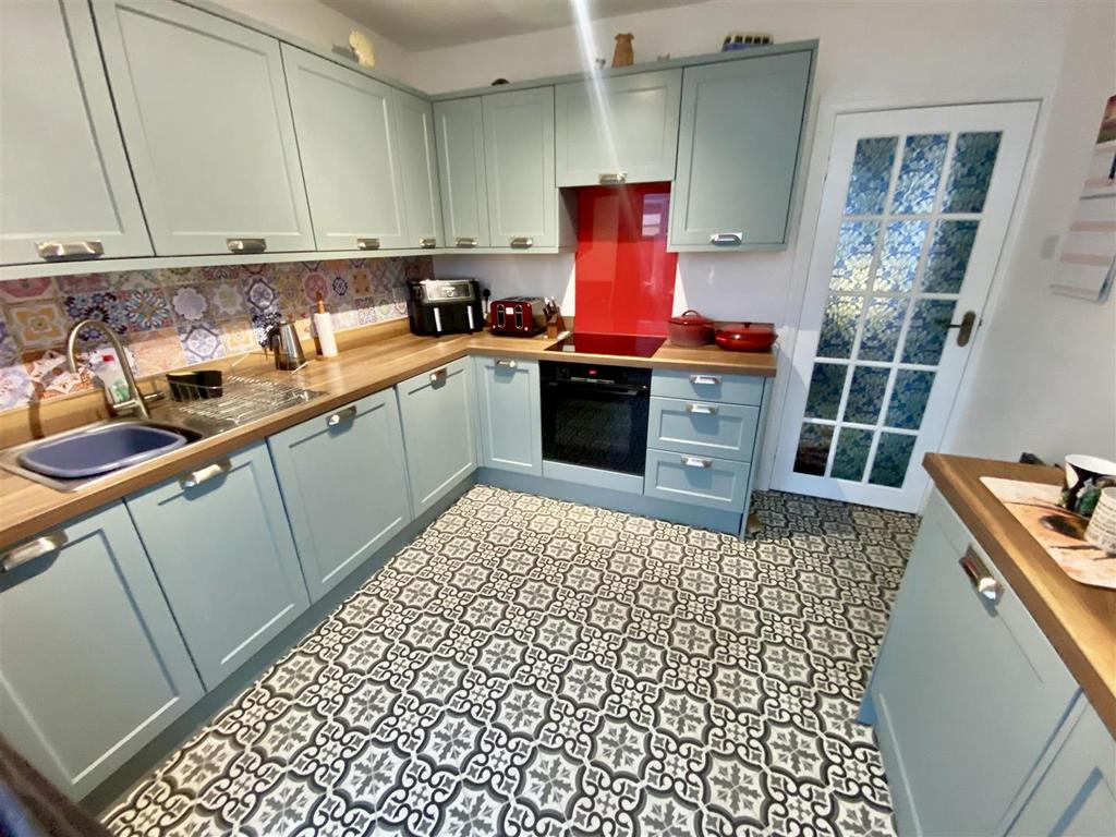 Bramleys Estate Agents - Fountain Drive - Robertto