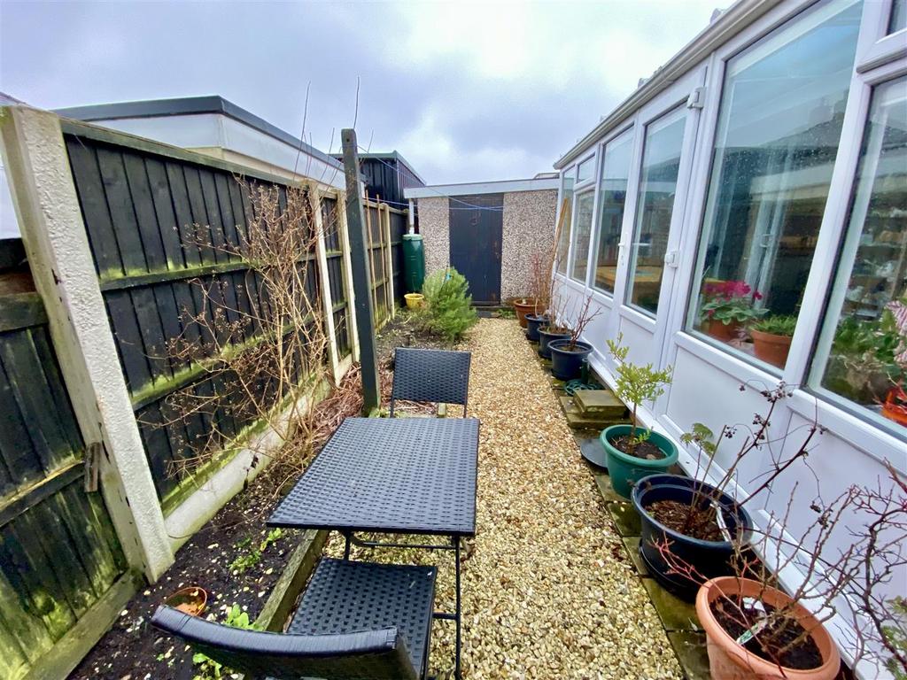 Bramleys Estate Agents - Fountain Drive - Robertto