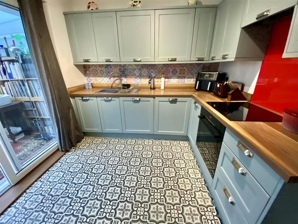 Bramleys Estate Agents - Fountain Drive - Robertto