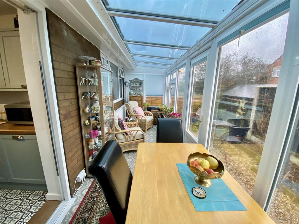 Bramleys Estate Agents - Fountain Drive - Robertto