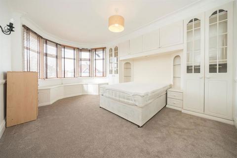 4 bedroom semi-detached house for sale, Wren Avenue, London NW2