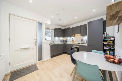 2 bedroom flat for sale, Milton Road, London NW9