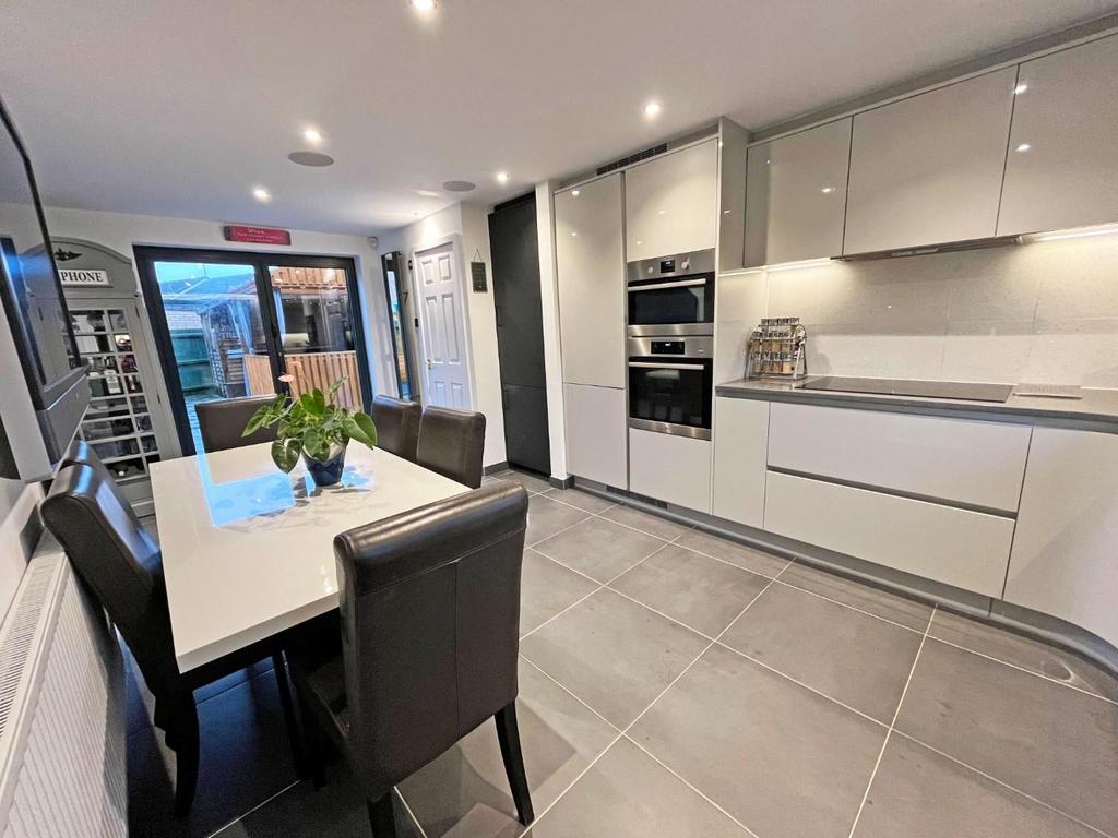 Kitchen1.jpg