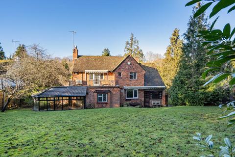 3 bedroom detached house for sale, Garden Close, Leatherhead, KT22