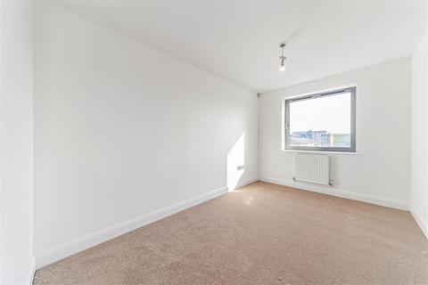 2 bedroom flat to rent, Warrior Close, London SE28