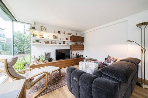 2 bedroom flat for sale, Rivermead Close, Teddington TW11