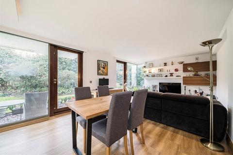 2 bedroom flat for sale, Rivermead Close, Teddington TW11