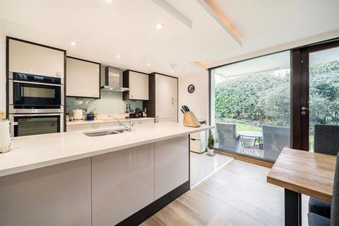 2 bedroom flat for sale, Rivermead Close, Teddington TW11