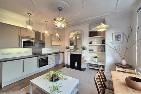 2 bedroom flat to rent, Walm Lane, London