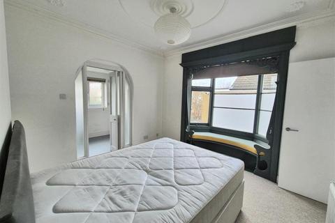 2 bedroom flat to rent, Walm Lane, London