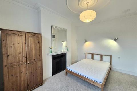 2 bedroom flat to rent, Walm Lane, London