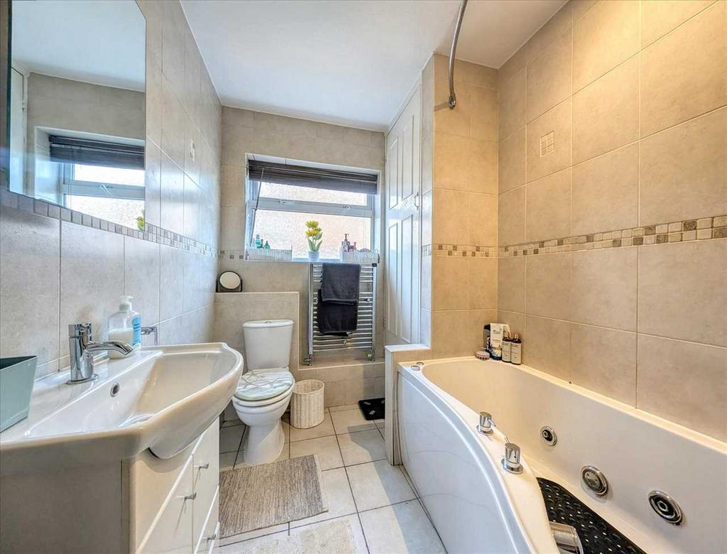 Bathroom (GF)