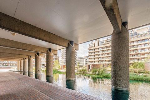 Studio to rent, Barbican, London EC2Y