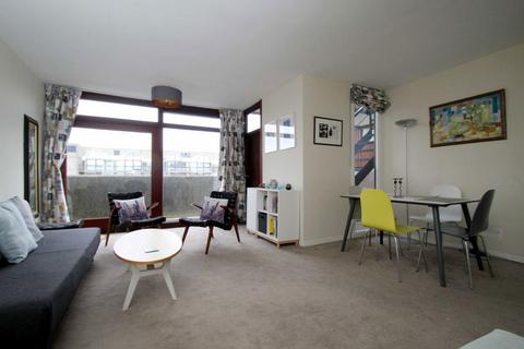 Studio to rent, Barbican, London EC2Y