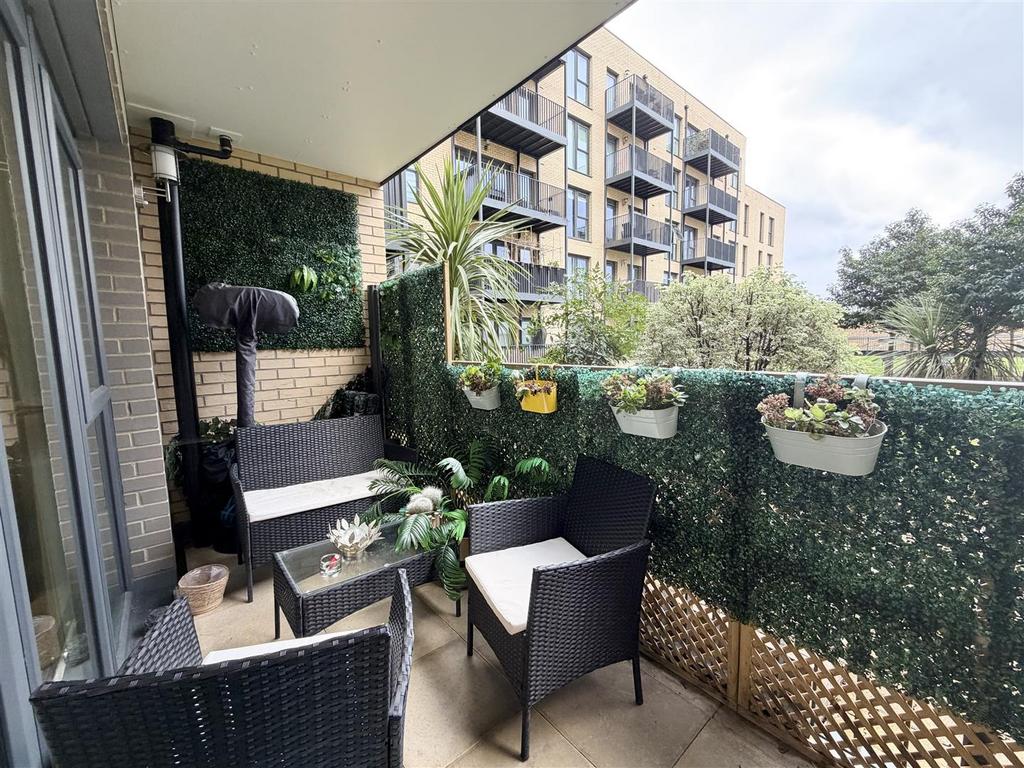 Davidson Frost-Wellings, DFW, Halley House, Balcon
