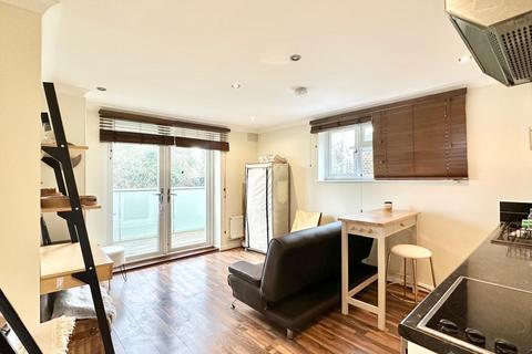 Studio to rent, Gondar Gardens, London, NW6