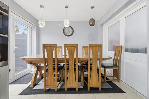 5 bedroom end of terrace house for sale, Elmer Gardens, Rainham, RM13 7