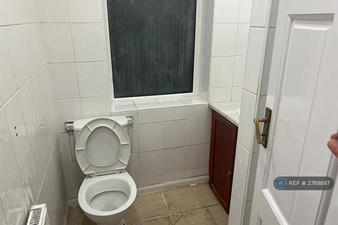 2 bedroom terraced house to rent, Lansbury Drive, Hayes, UB4